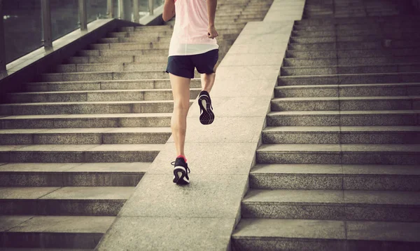 Mujer Joven Corredora Deportista Corriendo Por Las Escaleras Ciudad Trotando — Foto de Stock