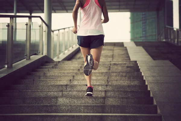 Junge Läuferin Sportlerin Läuft Beim Joggen Und Laufen Städtischen Training — Stockfoto