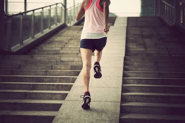 Młoda Kobieta Runner Sportsmenka Podbiegł Schodach Miasto Joggingu Uruchomiona Miejskim — Zdjęcie stockowe