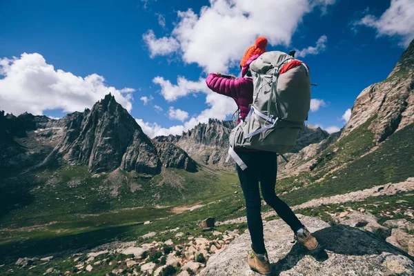 Succesvolle Vrouw Wandelaar Gebruik Van Smartphone Top Rock Van Berg — Stockfoto