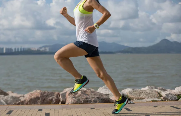 Fitness Sportlerin Läuft Sonniger Küste — Stockfoto