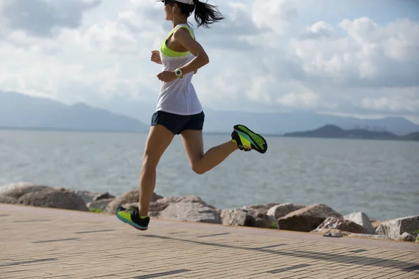 Sportovní Fitness Žena Běží Slunečném Parku — Stock fotografie