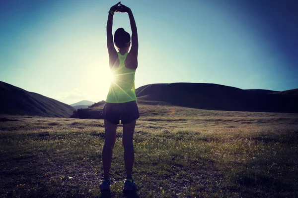 Joven Mujer Fitness Trail Runner Calentándose Los Pastizales —  Fotos de Stock
