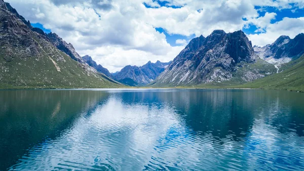 Bela paisagem com lago — Fotografia de Stock