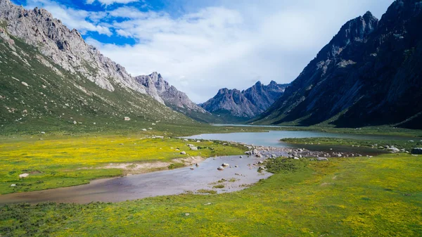 雄伟的山脉之间美丽的平静的河流 — 图库照片