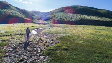 Riverside'da sırt çantası ile kadın turist