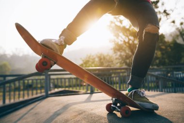 Kaykaycı skatepark kaykay görüntü kırpılmış
