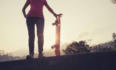 Kaykaycı skatepark kaykay görüntü kırpılmış
