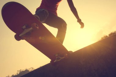 Kaykaycı skatepark kaykay görüntü kırpılmış