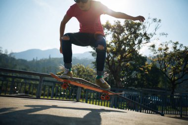 Genç kaykaycı skatepark yaz kaykay