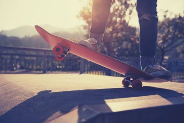 Kaykaycı skatepark kaykay görüntü kırpılmış