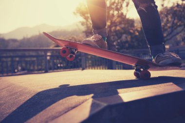 Kaykaycı skatepark kaykay görüntü kırpılmış