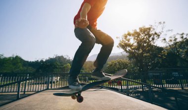 Kaykaycı skatepark kaykay görüntü kırpılmış