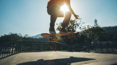 Kaykaycı skatepark kaykay görüntü kırpılmış
