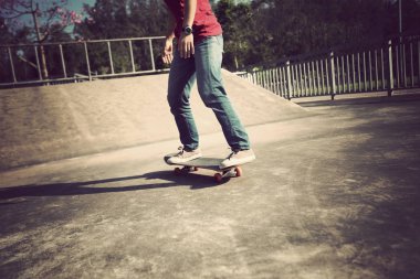 Kaykaycı skatepark kaykay görüntü kırpılmış