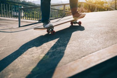 Kaykaycı skatepark kaykay görüntü kırpılmış
