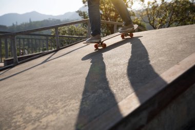 Kaykaycı skatepark kaykay görüntü kırpılmış