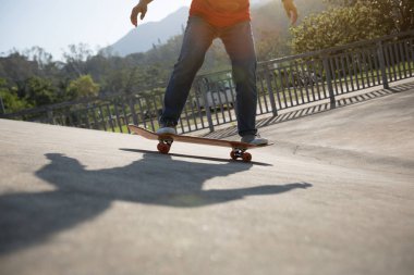 Kaykaycı skatepark kaykay görüntü kırpılmış