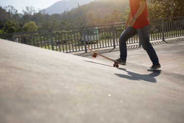 Kaykaycı skatepark kaykay görüntü kırpılmış