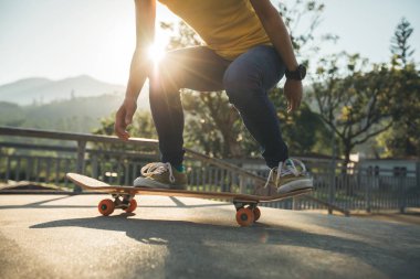 Kaykaycı skatepark rampa günbatımında kaykay