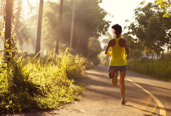 Jonge Vrouw Trail Runner Uitgevoerd Tropische Bospad — Stockfoto