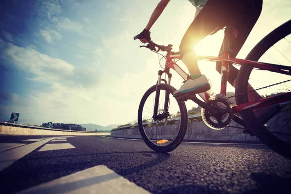 Joven Ciclista Montando Bicicleta Montaña Carretera — Foto de Stock