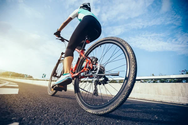 Joven Ciclista Montando Bicicleta Montaña Carretera — Foto de Stock