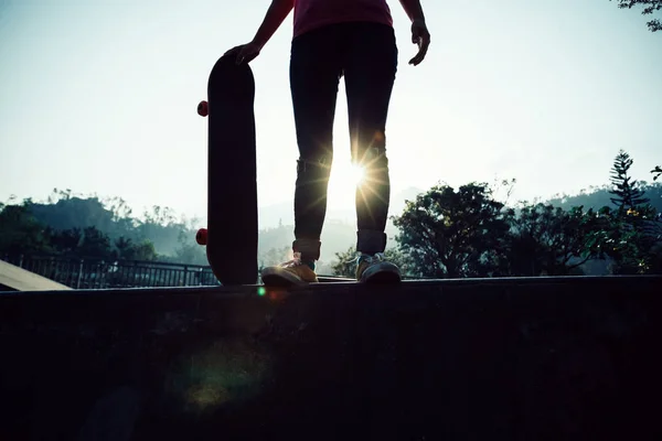 Oříznout Obrázek Skateboardista Skateboardingu Skatepark — Stock fotografie