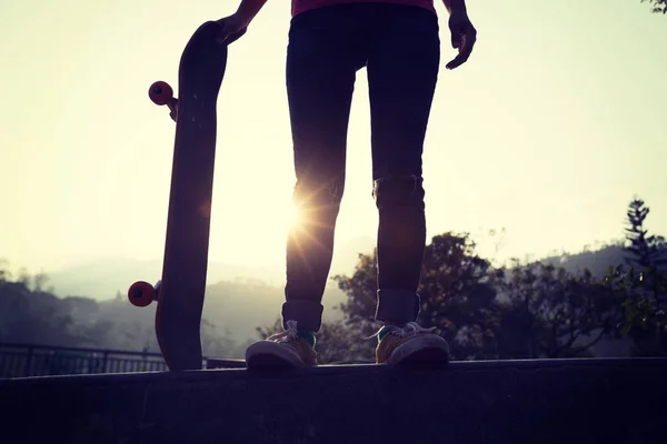 Skadrowana Skater Skateboarding Skateparku — Zdjęcie stockowe