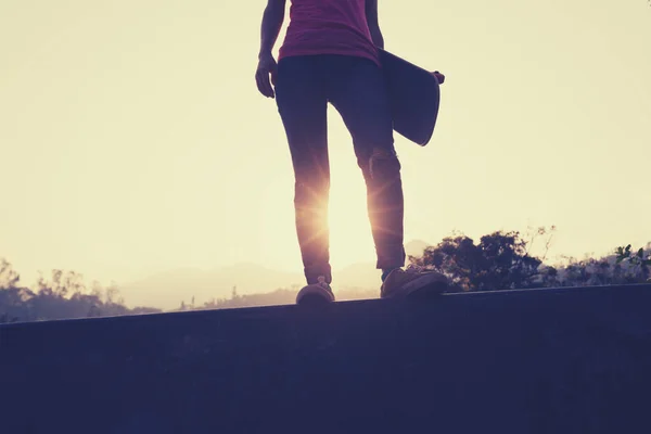 Cropped Image Skateboarder Skateboarding Skatepark — Stock Photo, Image