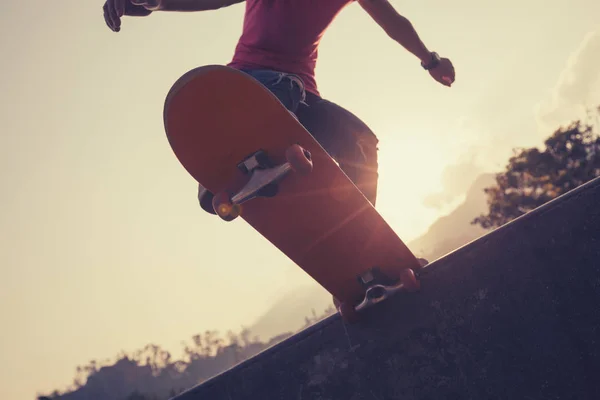 Imagen Recortada Del Skateboard Skateboard Skatepark — Foto de Stock