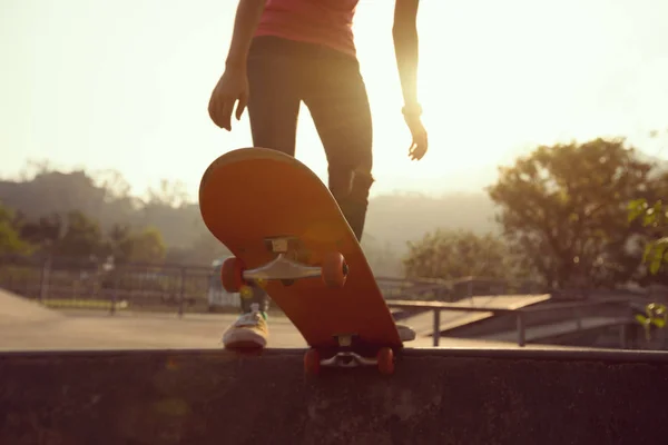 Bijgesneden Afbeelding Van Skateboarder Skateboarden Skatepark — Stockfoto