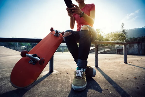 Skateboarder Benutzt Handy Skatepark — Stockfoto