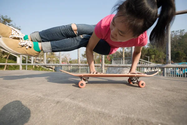 Молодая Женщина Практикует Йогу Скейтборде Скейтпарке Рамп — стоковое фото
