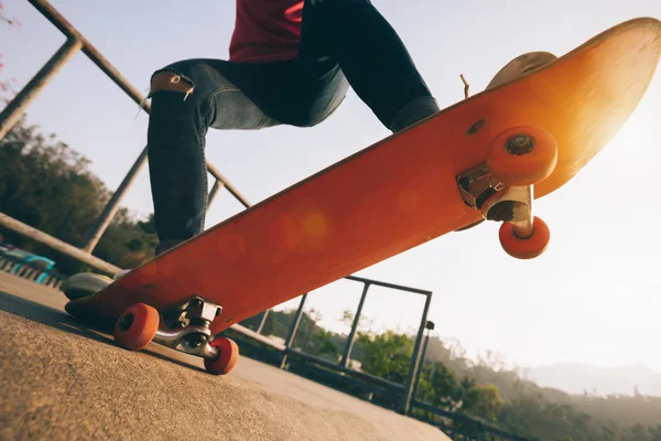 Kaykaycı skatepark kaykay görüntü kırpılmış