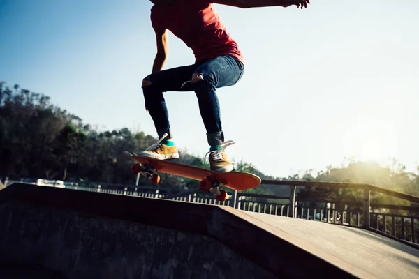 Περικομμένη Εικόνα Του Skateboarder Σκέιτμπορντ Στο Skatepark — Φωτογραφία Αρχείου
