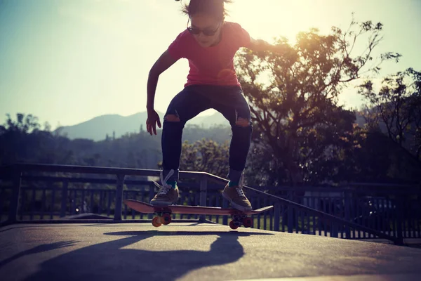 Młody Skater Skateboarding Skateparku Lato — Zdjęcie stockowe