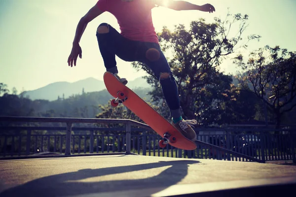 Oříznout Obrázek Skateboardista Skateboardingu Skatepark — Stock fotografie