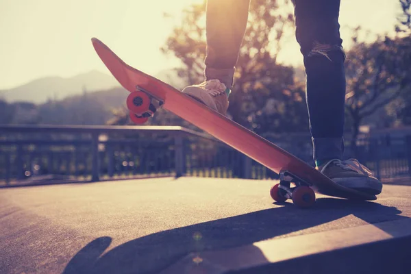 Kaykaycı skatepark kaykay görüntü kırpılmış