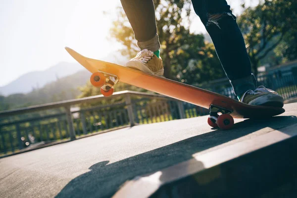 Oříznout Obrázek Skateboardista Skateboardingu Skatepark — Stock fotografie