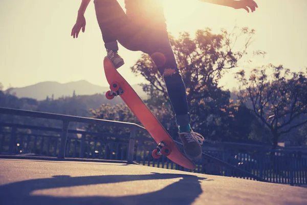 Kaykaycı skatepark kaykay görüntü kırpılmış