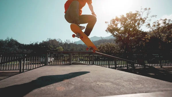 Immagine Ritagliata Skateboarder Skateboard Allo Skatepark — Foto Stock