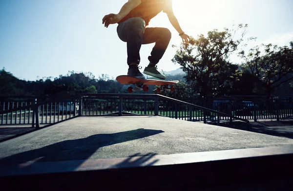 Περικομμένη Εικόνα Του Skateboarder Σκέιτμπορντ Στο Skatepark — Φωτογραφία Αρχείου
