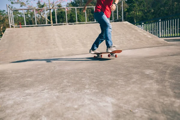 Bijgesneden Afbeelding Van Skateboarder Skateboarden Skatepark — Stockfoto