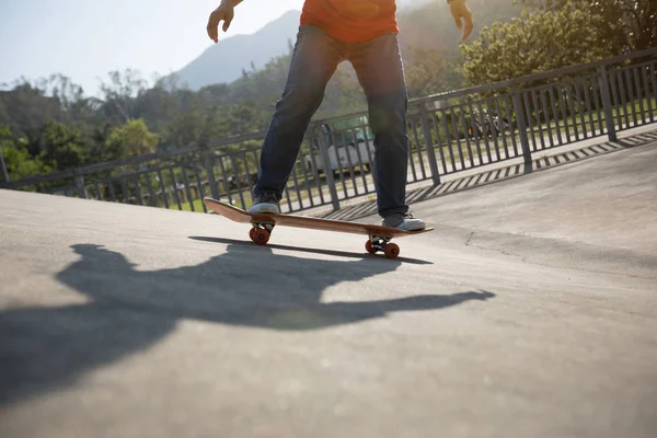 Kaykaycı skatepark kaykay görüntü kırpılmış