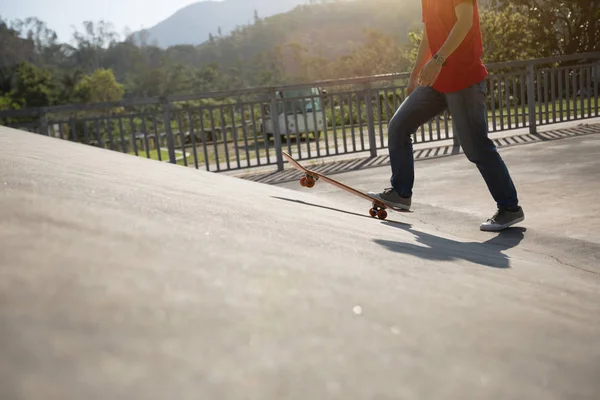 Kaykaycı skatepark kaykay görüntü kırpılmış