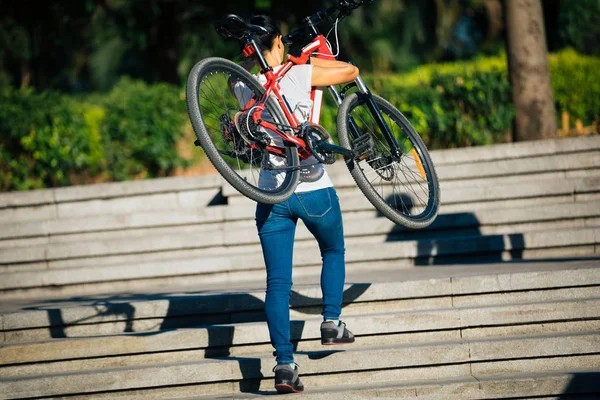 Vrouw Met Een Mountainbike Lopen Trap Van Stad Sport Extreme — Stockfoto