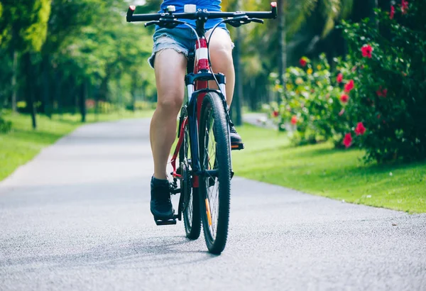 Woman Riding Mountain Bike Tropical Park — Stock Photo, Image