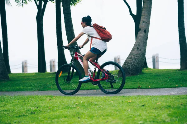 Woman Riding Mountain Bike Tropical Park — Stock Photo, Image