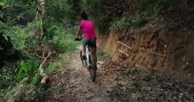 bisikletçi binme dağ bisikleti yaz orman izinde